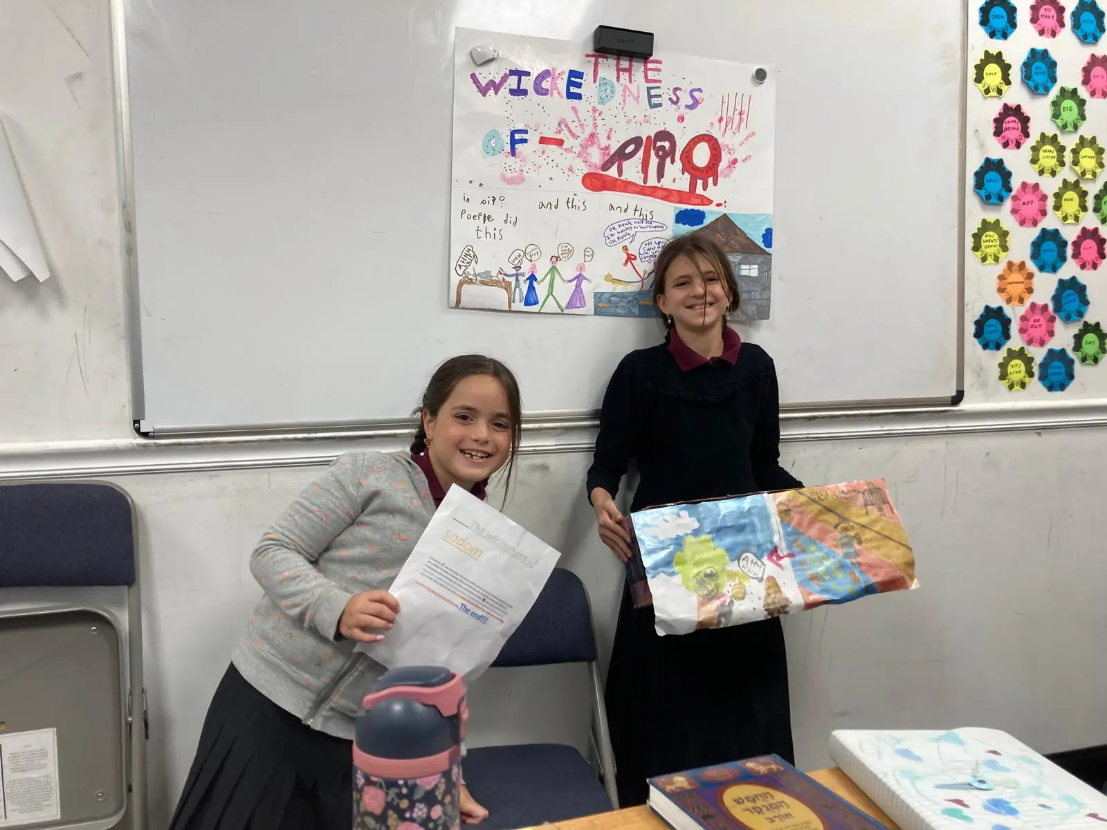 Talmidos sharing a Chumash project